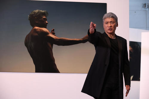 吉川晃司、自ら提案した“全裸”撮影 週6で鍛えた肉体美披露「ほぼ