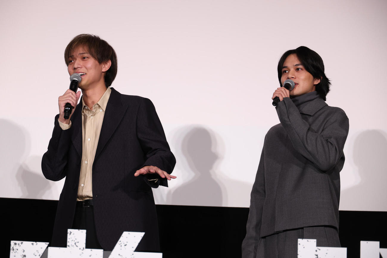 映画「法廷遊戯」舞台あいさつを行った永瀬廉（左）と北村匠海（撮影・中島郁夫）