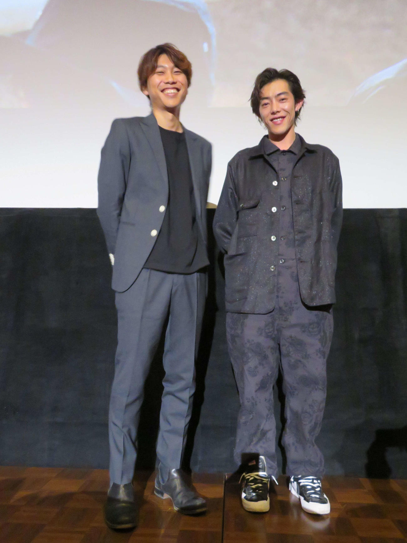 短編映画「シキ」初日舞台あいさつに登壇した山口龍大朗監督（左）と吉村界人（撮影・村上幸将）