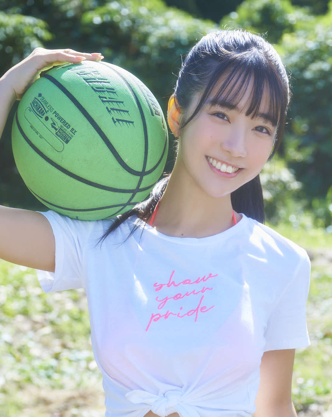 発売中の「漫画アクション」で初の表紙グラビアを飾った＃2i2天羽希純（C）岡本武志／双葉社