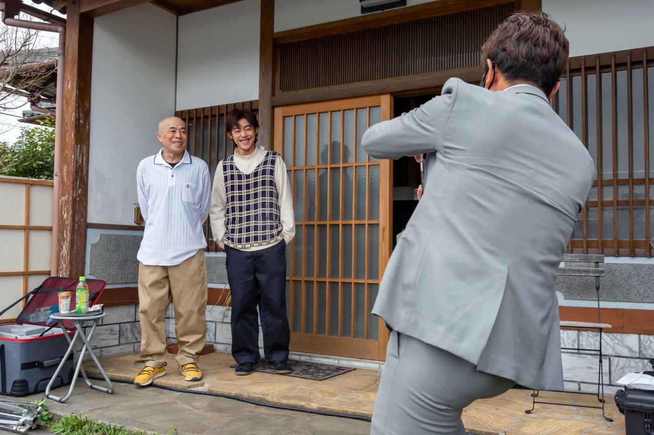 短編映画「シキ」で父子を演じた井手らっきょ（左）と吉村界人