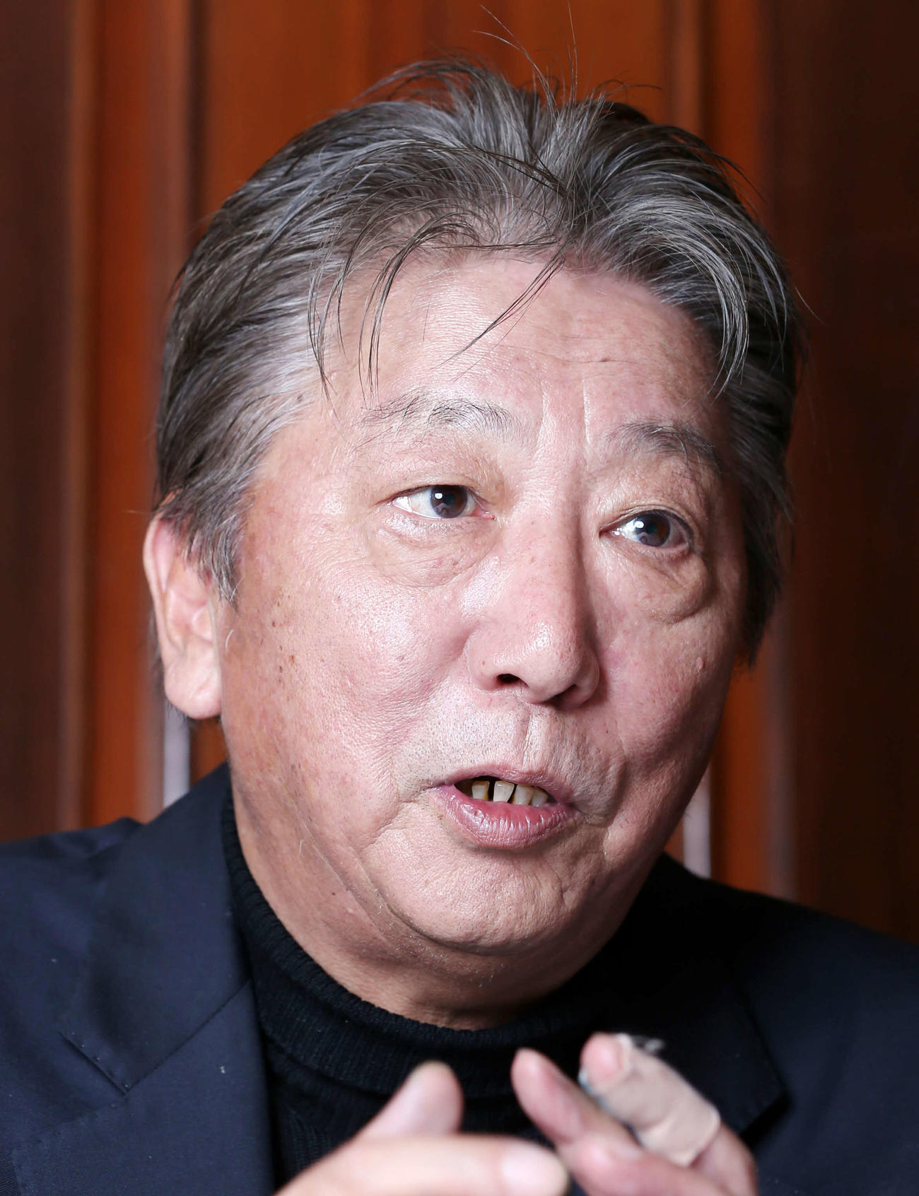 インタビューで熱く語る伊集院静氏（15年12月撮影）