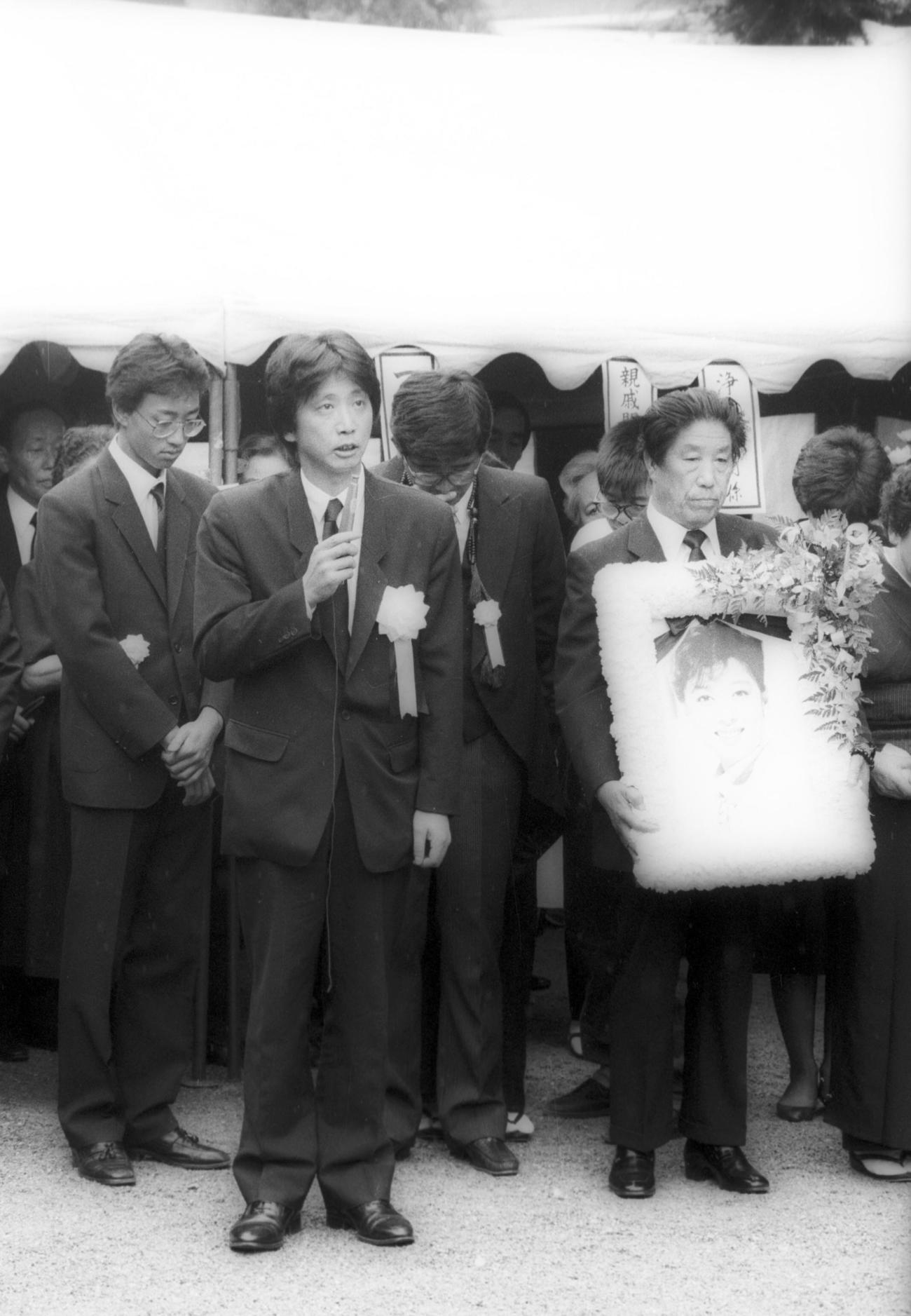 夏目雅子さん（享年27）の告別式であいさつをする伊集院静氏（85年9月撮影）