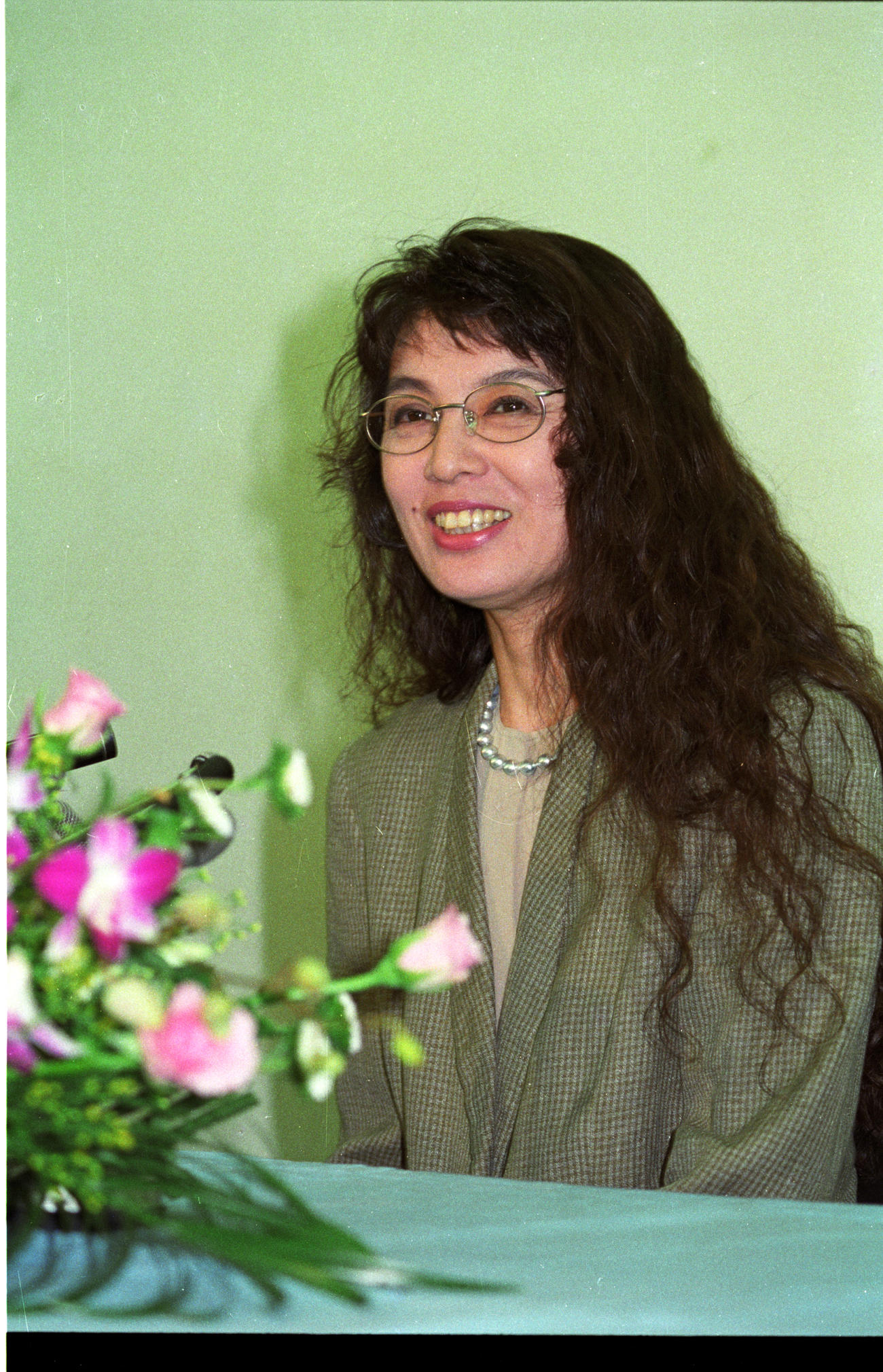 92年8月、伊集院静氏との入籍報告会見を行った篠ひろ子