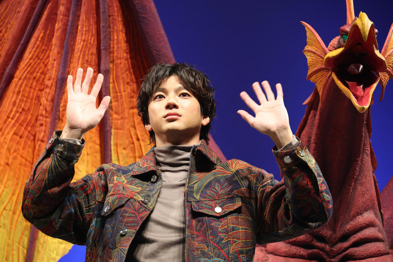 「TSUBURAYA CONVENTION 2023」オープニングセレモニーで怪獣ジャイガントロン（右）と記念撮影する山田裕貴（撮影・中島郁夫）