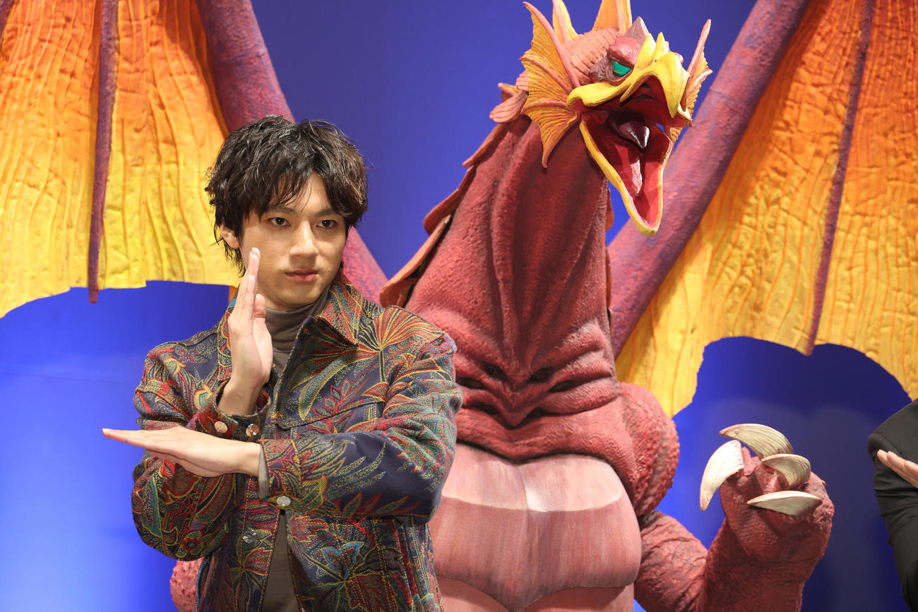 「TSUBURAYA CONVENTION 2023」オープニングセレモニーでウルトラマンのスペシウム光線のポーズをする山田裕貴。右は怪獣ジャイガントロン（撮影・中島郁夫）
