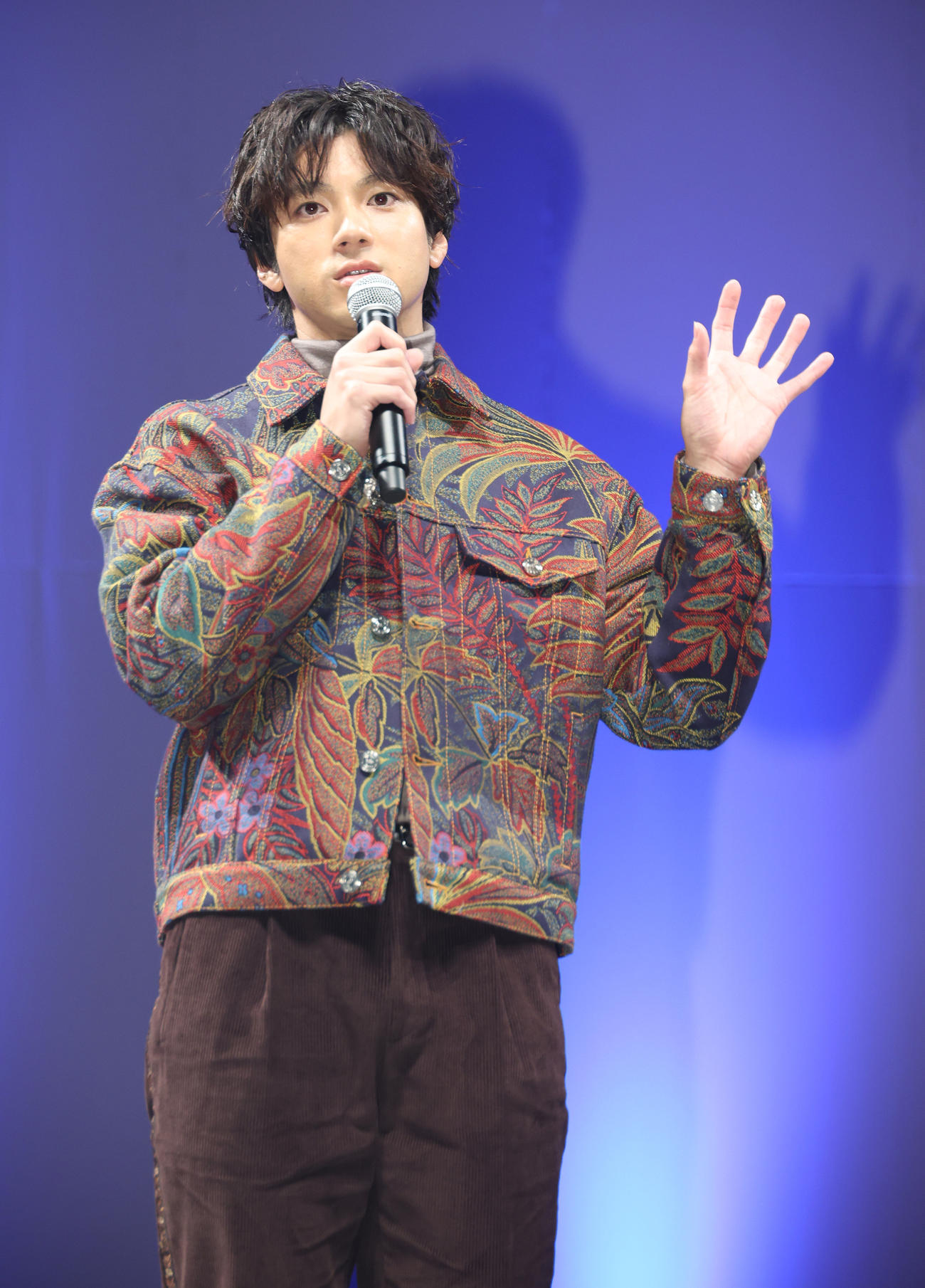 「TSUBURAYA CONVENTION 2023」オープニングセレモニーであいさつする山田裕貴（撮影・中島郁夫）