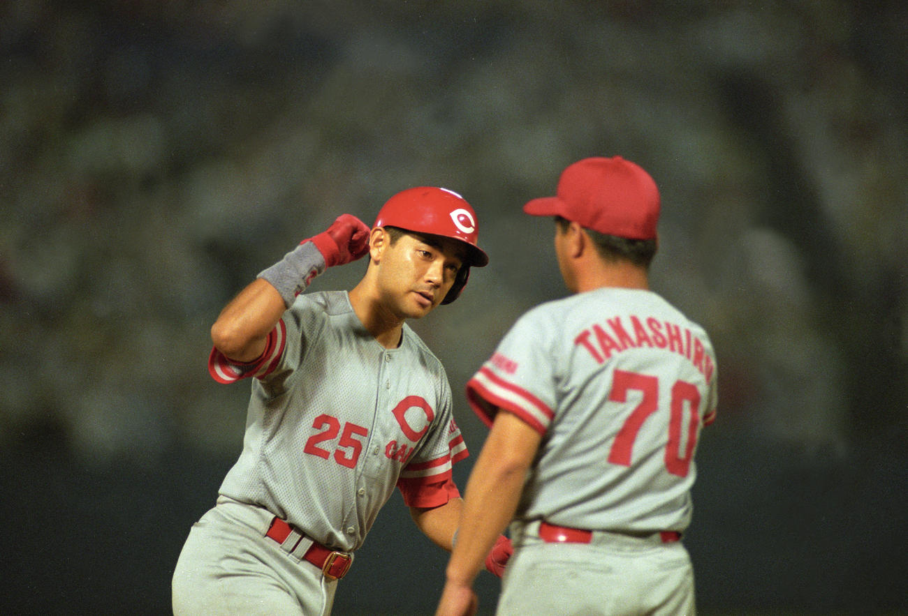 本塁打を放ちガッツポーズの広島山田和利（1995年撮影）