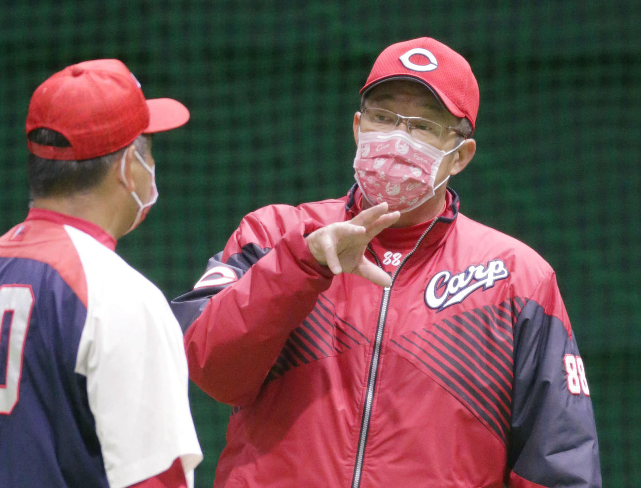 プロ野球広島練習　佐々岡真司監督と山田和利内野守備走塁コーチ（左）（2020年4月17日撮影）