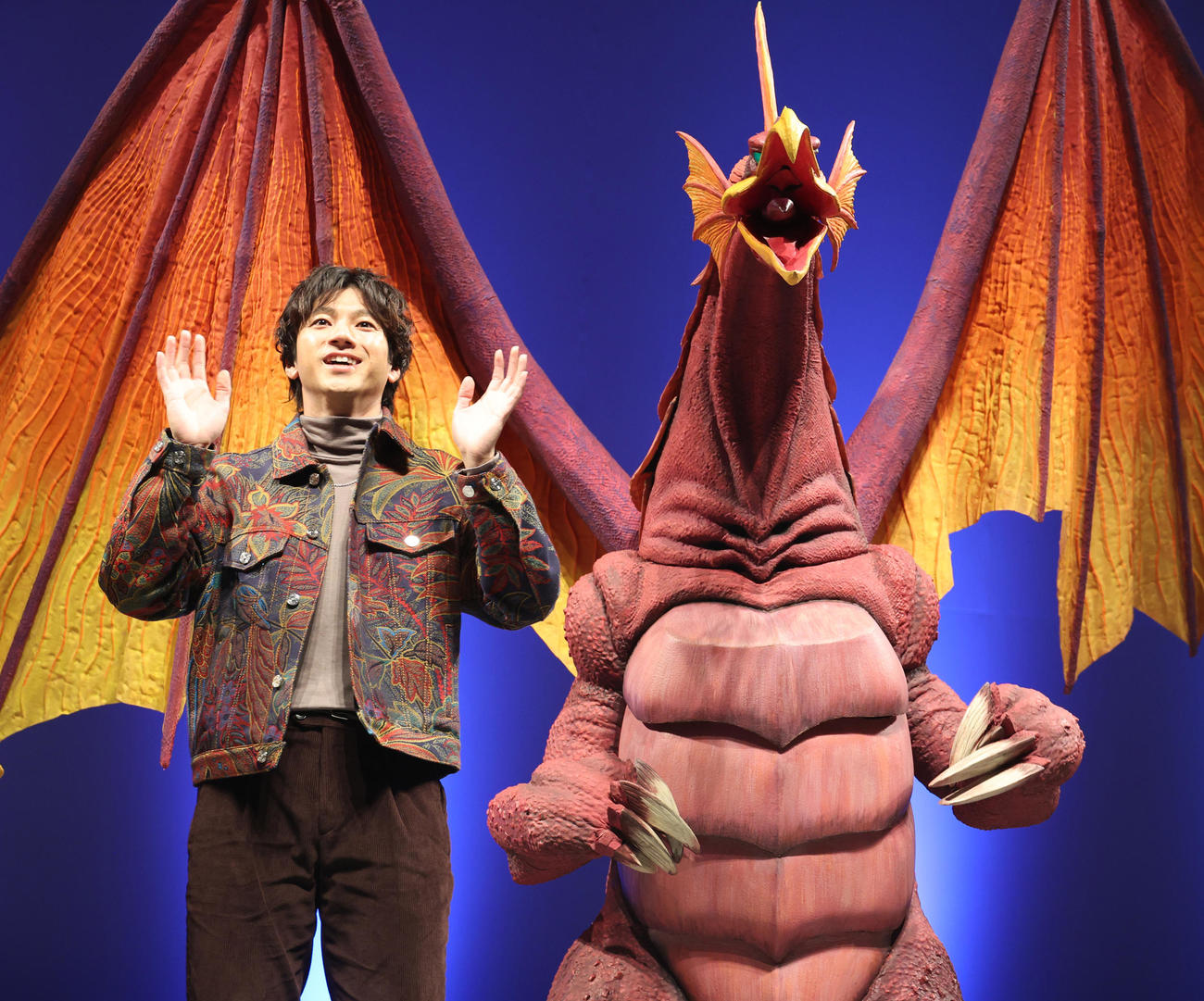 「TSUBURAYA CONVENTION 2023」オープニングセレモニーで怪獣ジャイガントロン（右）と記念撮影する山田裕貴（撮影・中島郁夫）