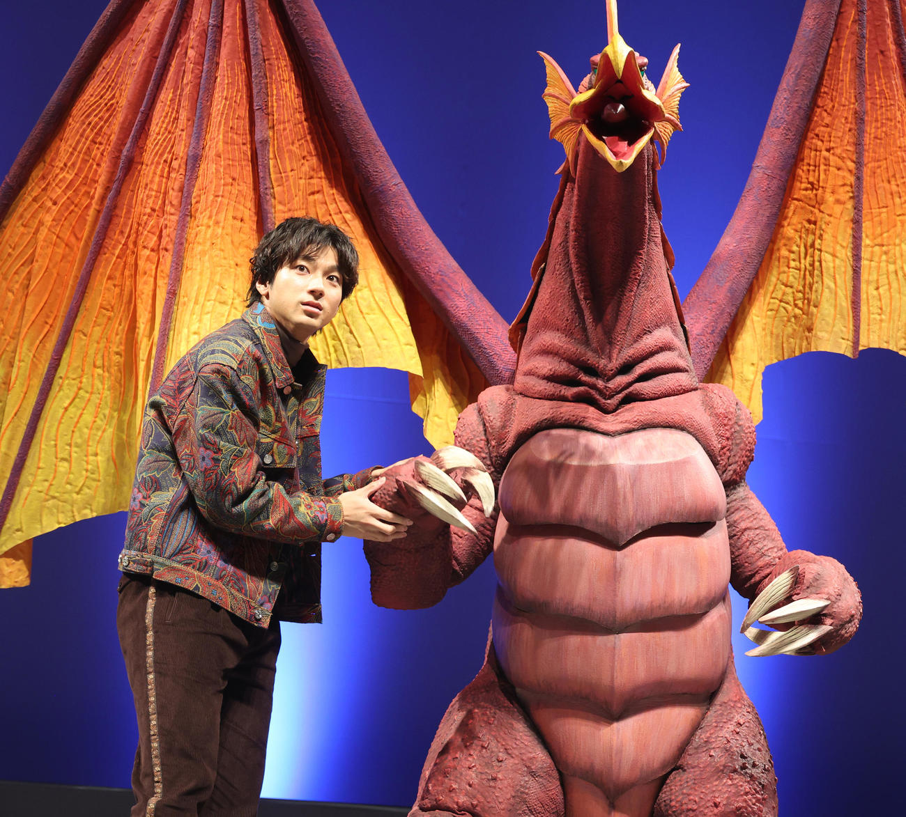 「TSUBURAYA CONVENTION 2023」オープニングセレモニーで怪獣ジャイガントロン（右）と記念撮影する山田裕貴（撮影・中島郁夫）