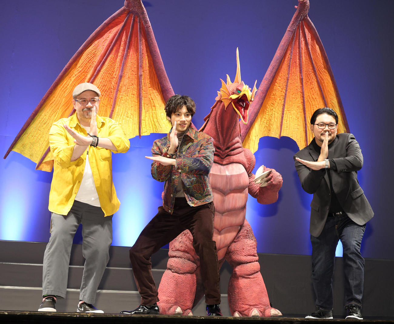 「TSUBURAYA CONVENTION 2023」オープニングセレモニーで怪獣ジャイガントロンと記念撮影する、左からシャノン・ティンドル監督、山田裕貴、ジョン・アオシマ共同監督（撮影・中島郁夫）