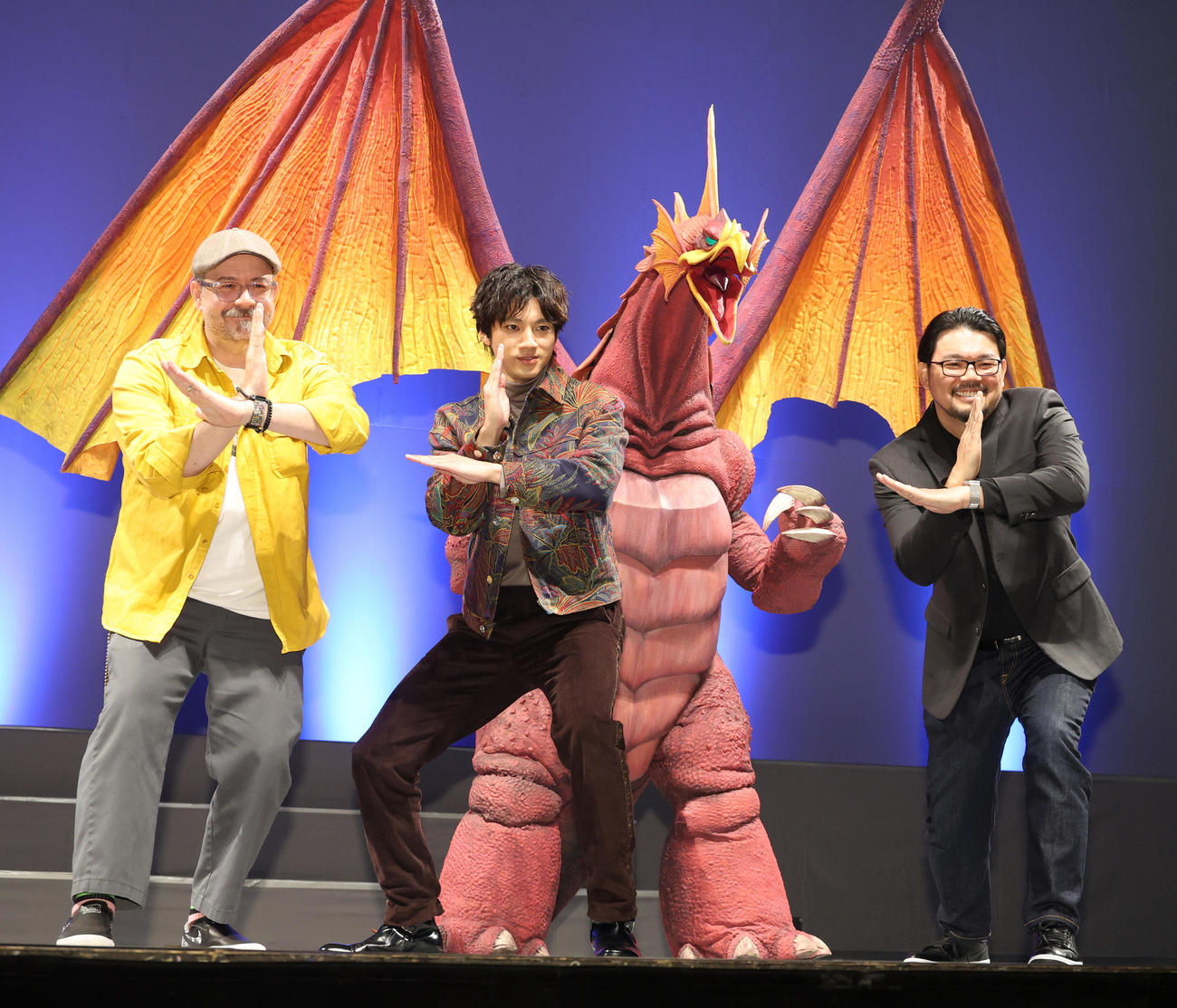 「TSUBURAYA CONVENTION 2023」オープニングセレモニーで怪獣ジャイガントロンと記念撮影する、左からシャノン・ティンドル監督、山田裕貴、ジョン・アオシマ共同監督（撮影・中島郁夫）
