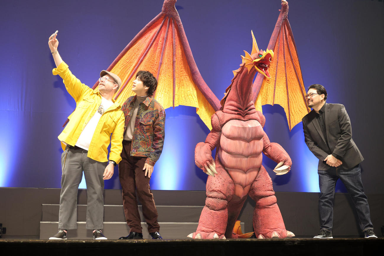 「TSUBURAYA CONVENTION 2023」オープニングセレモニーで怪獣ジャイガントロンと記念撮影する、左からシャノン・ティンドル監督、山田裕貴、ジョン・アオシマ共同監督（撮影・中島郁夫）
