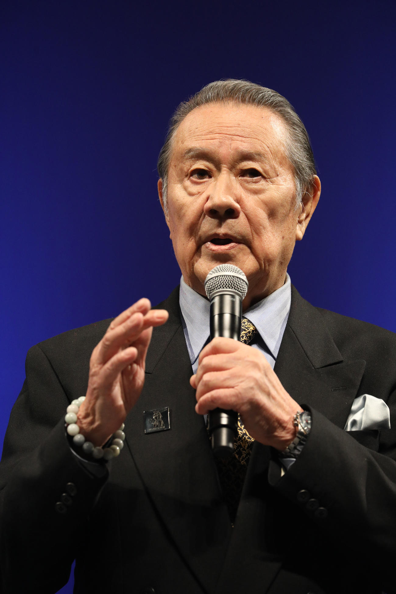 「TSUBURAYA CONVENTION 2023」オープニングセレモニーであいさつする森次晃嗣（撮影・中島郁夫）