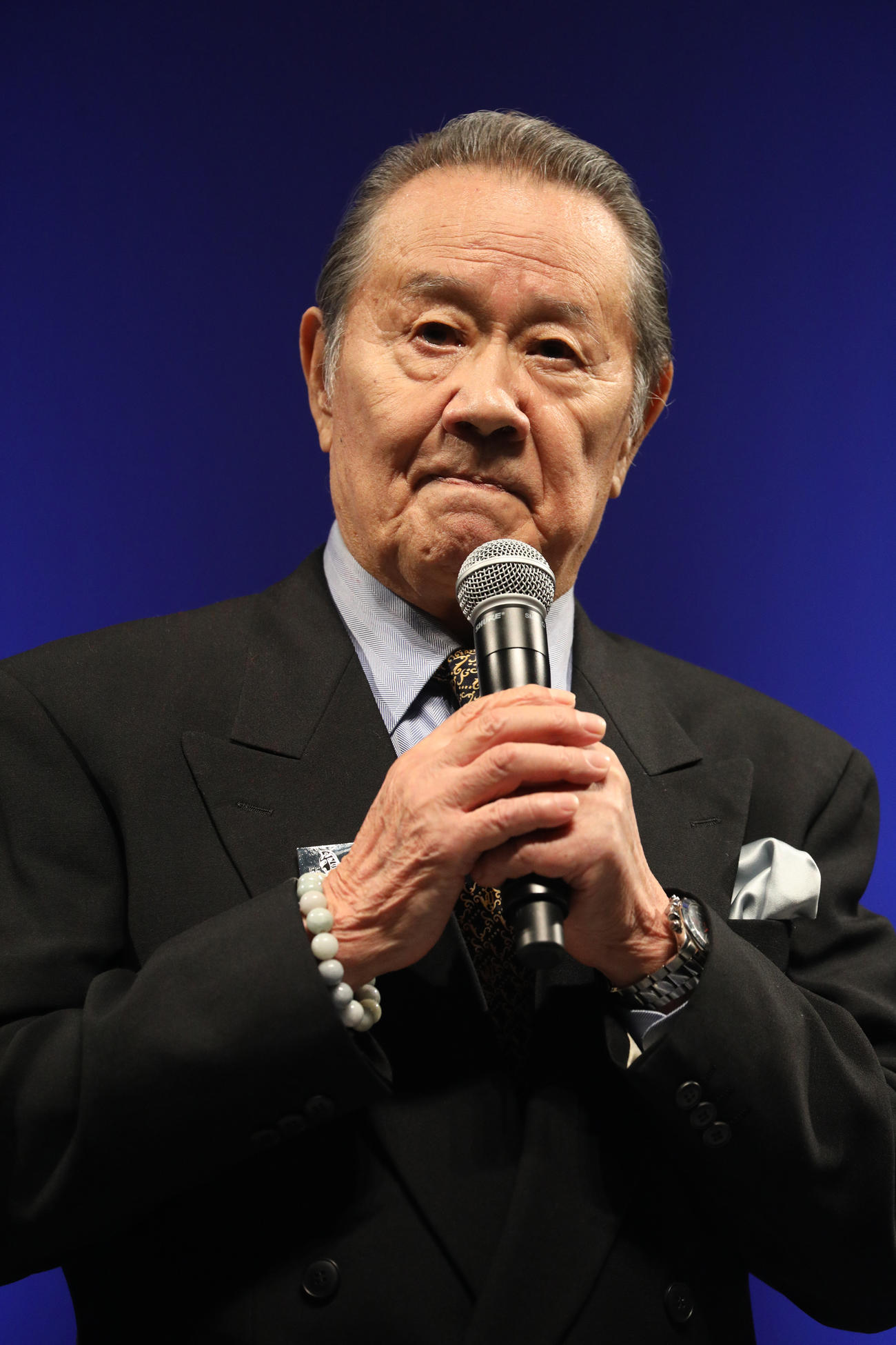 「TSUBURAYA CONVENTION 2023」オープニングセレモニーであいさつする森次晃嗣（撮影・中島郁夫）