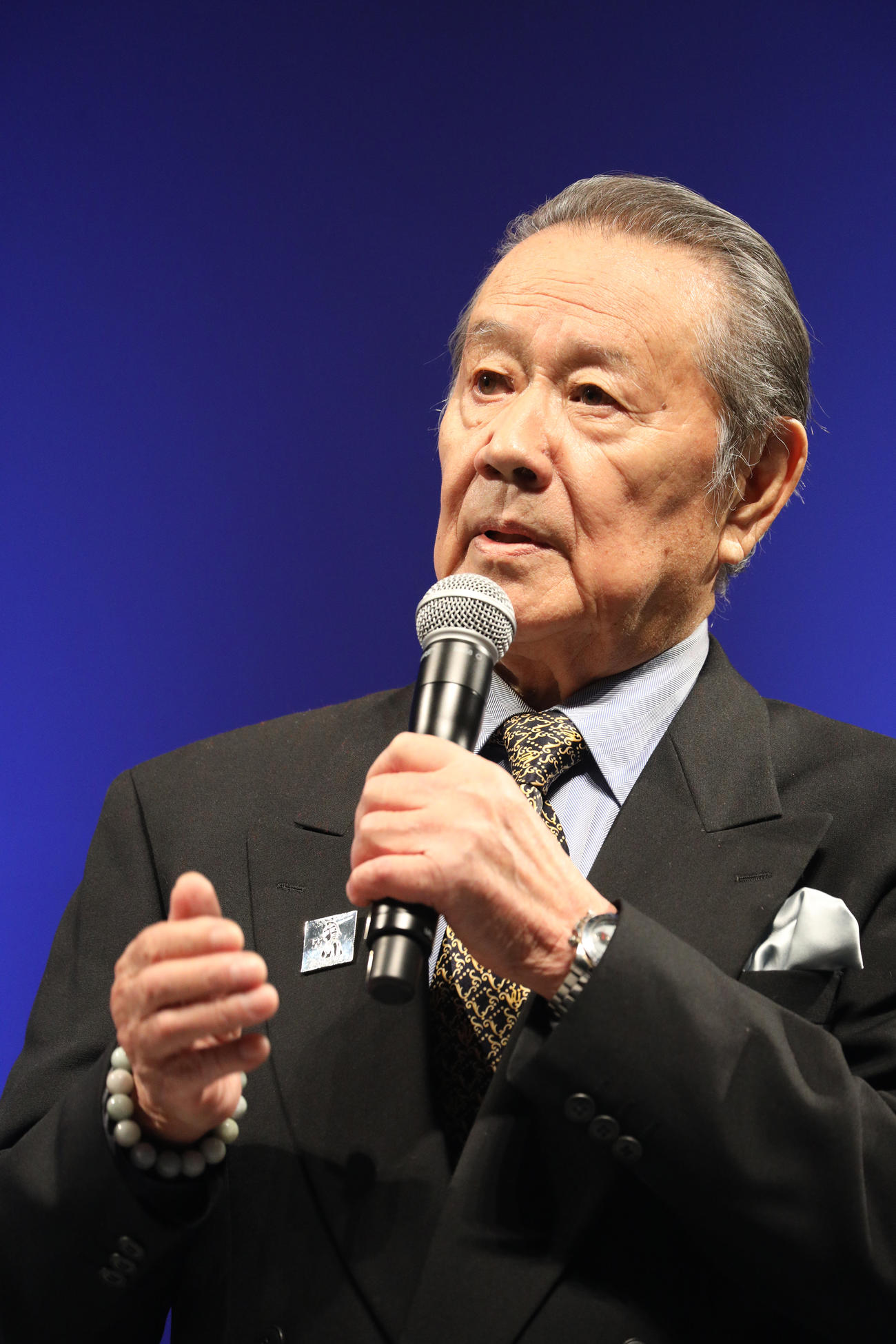 「TSUBURAYA CONVENTION 2023」オープニングセレモニーであいさつする森次晃嗣（撮影・中島郁夫）