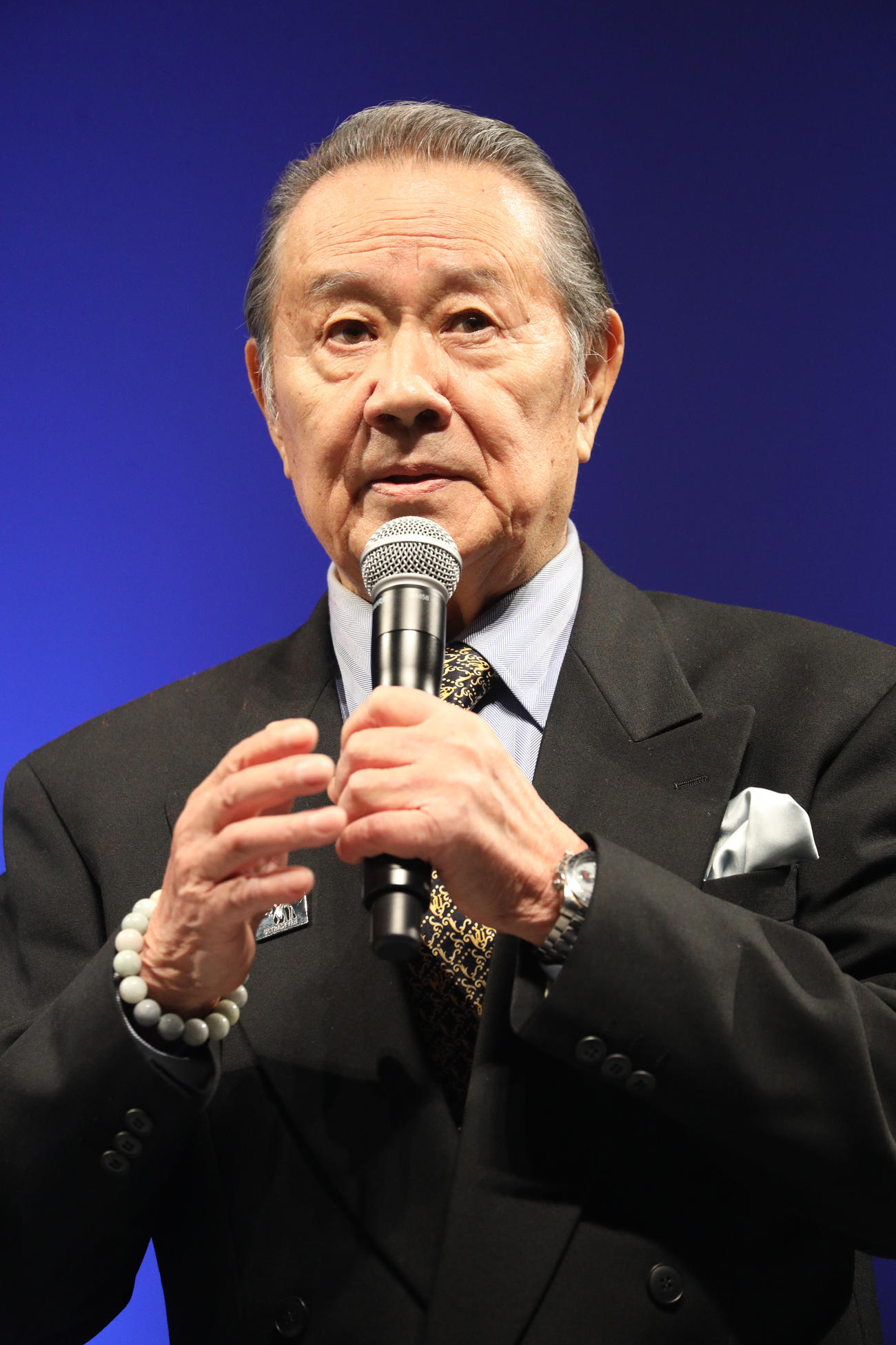 「TSUBURAYA CONVENTION 2023」オープニングセレモニーであいさつする森次晃嗣（撮影・中島郁夫）