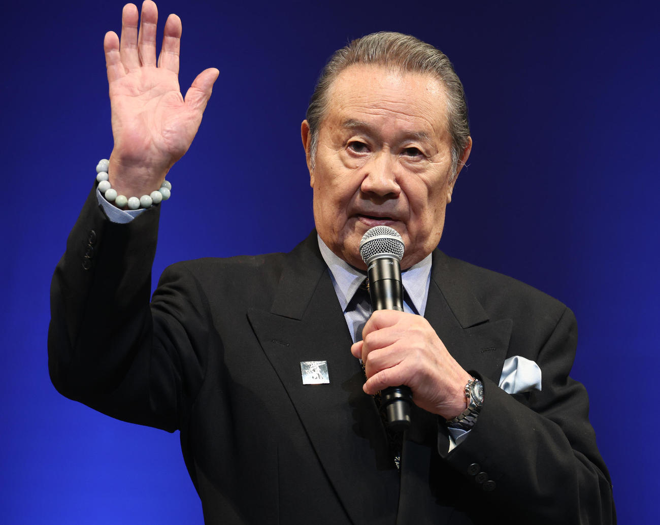 「TSUBURAYA CONVENTION 2023」オープニングセレモニーであいさつする森次晃嗣（撮影・中島郁夫）