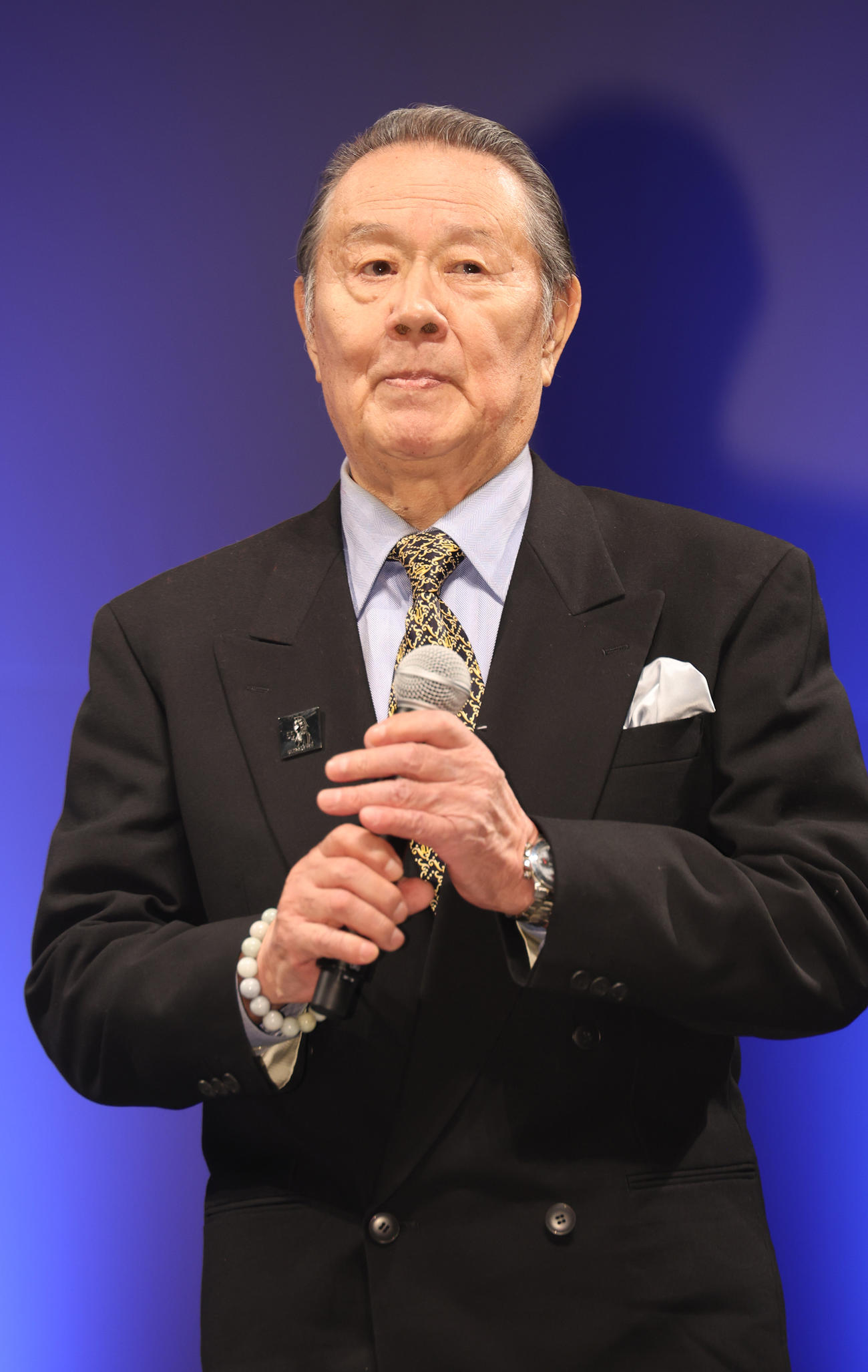 「TSUBURAYA CONVENTION 2023」オープニングセレモニーであいさつする森次晃嗣（撮影・中島郁夫）