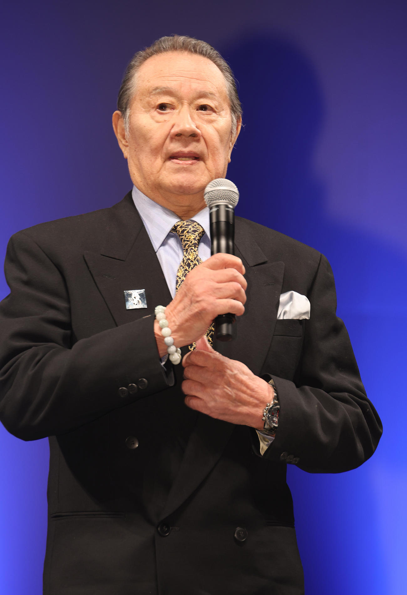 「TSUBURAYA CONVENTION 2023」オープニングセレモニーであいさつする森次晃嗣（撮影・中島郁夫）