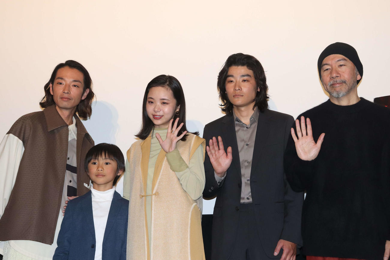 映画「ほかげ」公開記念舞台あいさつに登壇した、左から森山未來、塚尾桜雅、趣里、河野宏紀、塚本晋也監督（撮影・加藤理沙）