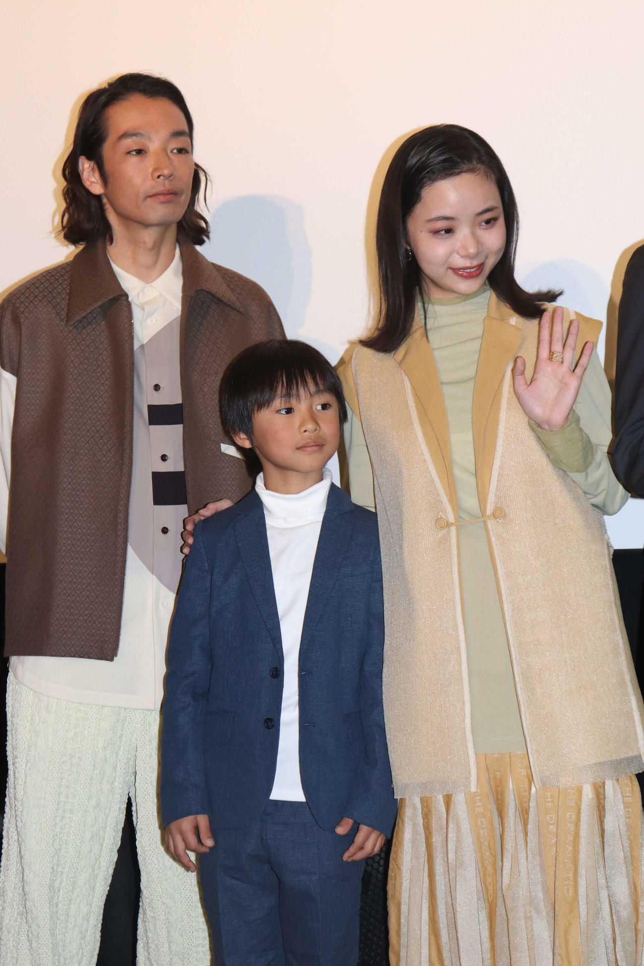 映画「ほかげ」公開記念舞台あいさつに登壇した、左から森山未來、塚尾桜雅、趣里（撮影・加藤理沙）