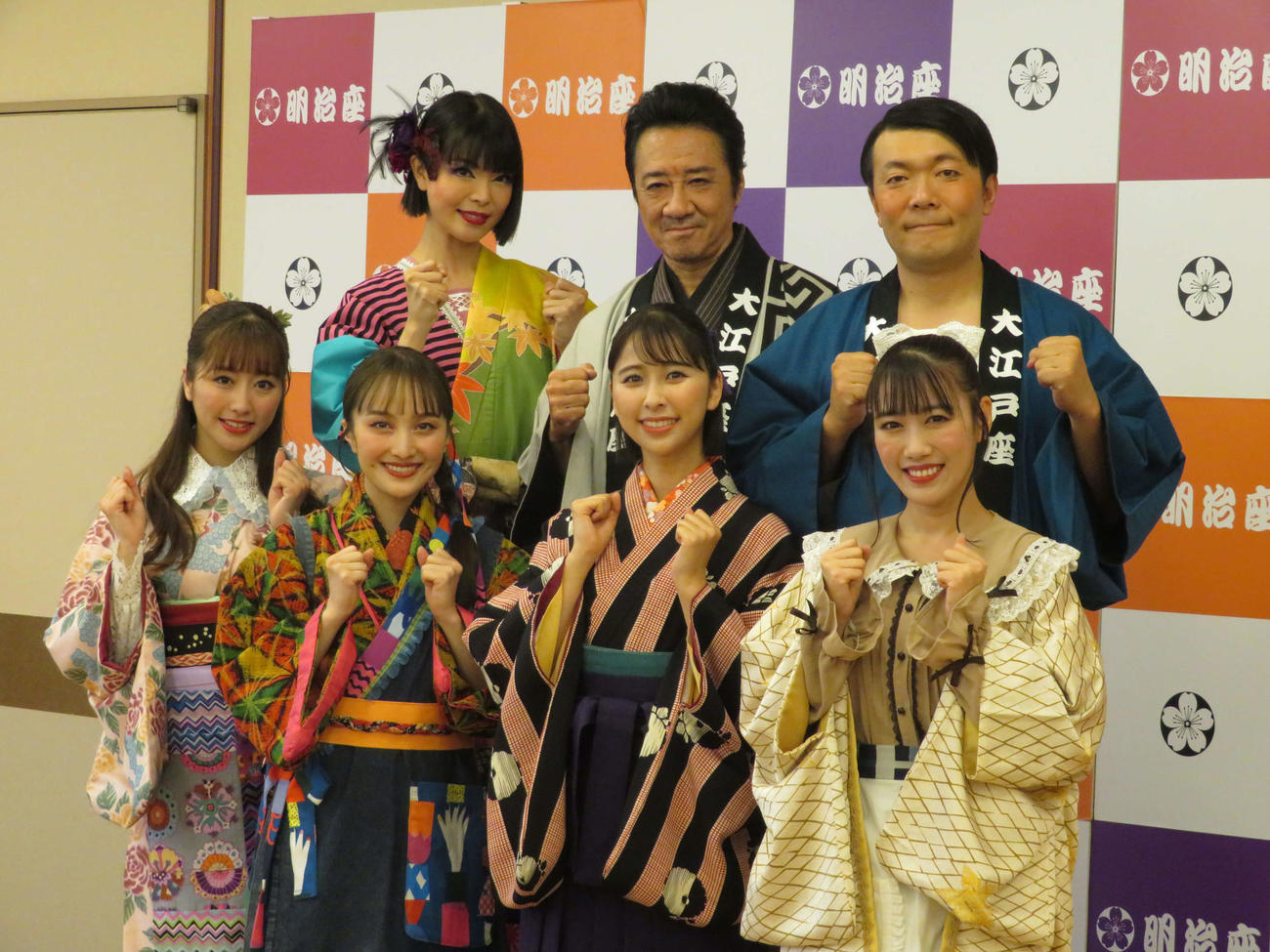 「第2回　ももクロ一座特別公演」に出演する左下からももいろクローバーZの佐々木彩夏、百田夏菜子、玉井詩織、高城れに、左上から彩羽真矢、大友康平、オラキオ