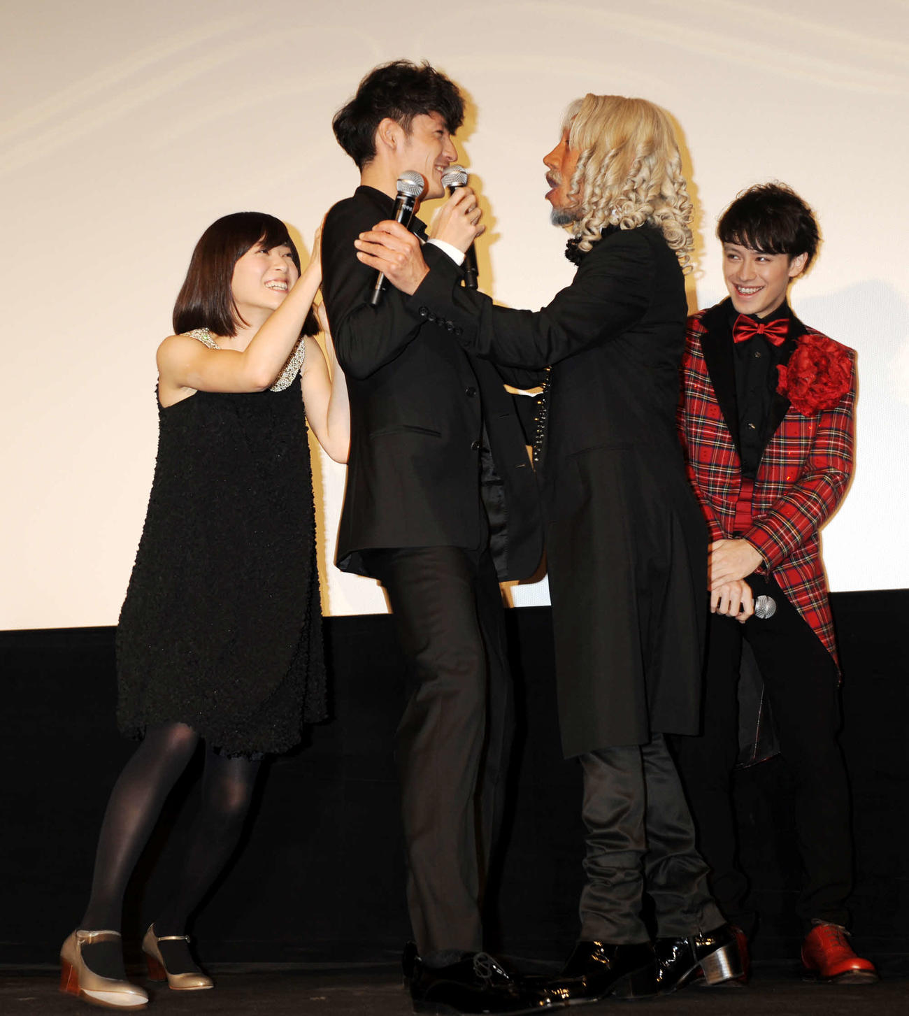 映画「のだめ」カンタービレ　最終楽章　前編」舞台あいさつ　上野樹里(左)にキスを迫る竹中直人を玉木宏(中央左)が制止する。右端はウエンツ瑛士（2009年12月撮影）