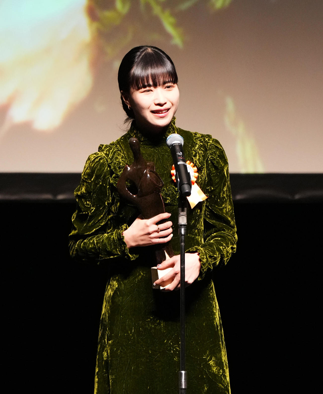 TAMA映画賞で最優秀新進監督賞を受賞し、記念品を手に心境を話す金子由里奈監督（撮影・菅敏）