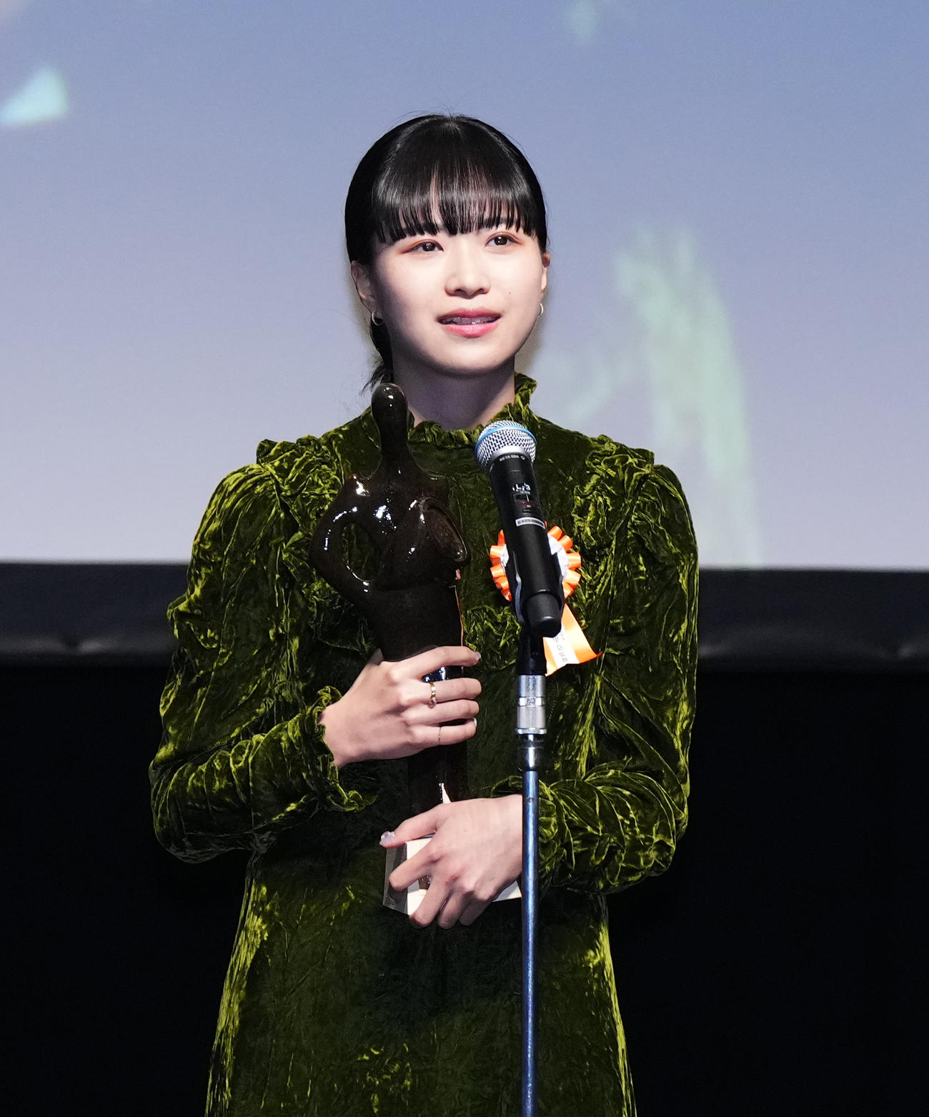 TAMA映画賞で最優秀新進監督賞を受賞し、記念品を手に心境を話す金子由里奈監督（撮影・菅敏）