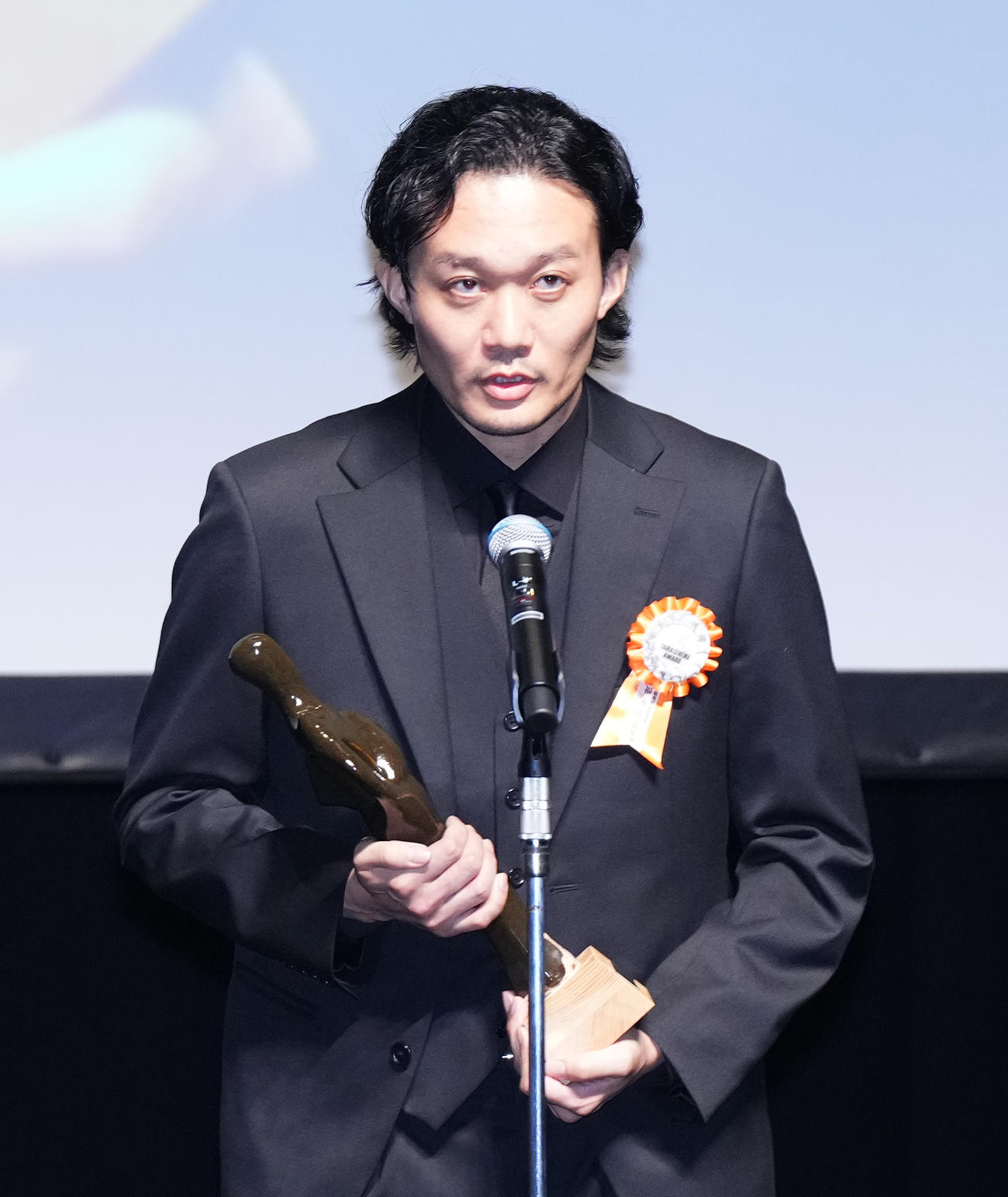 TAMA映画賞で最優秀新進監督賞を受賞し、記念品を手に心境を話す福永壮志監督（撮影・菅敏）