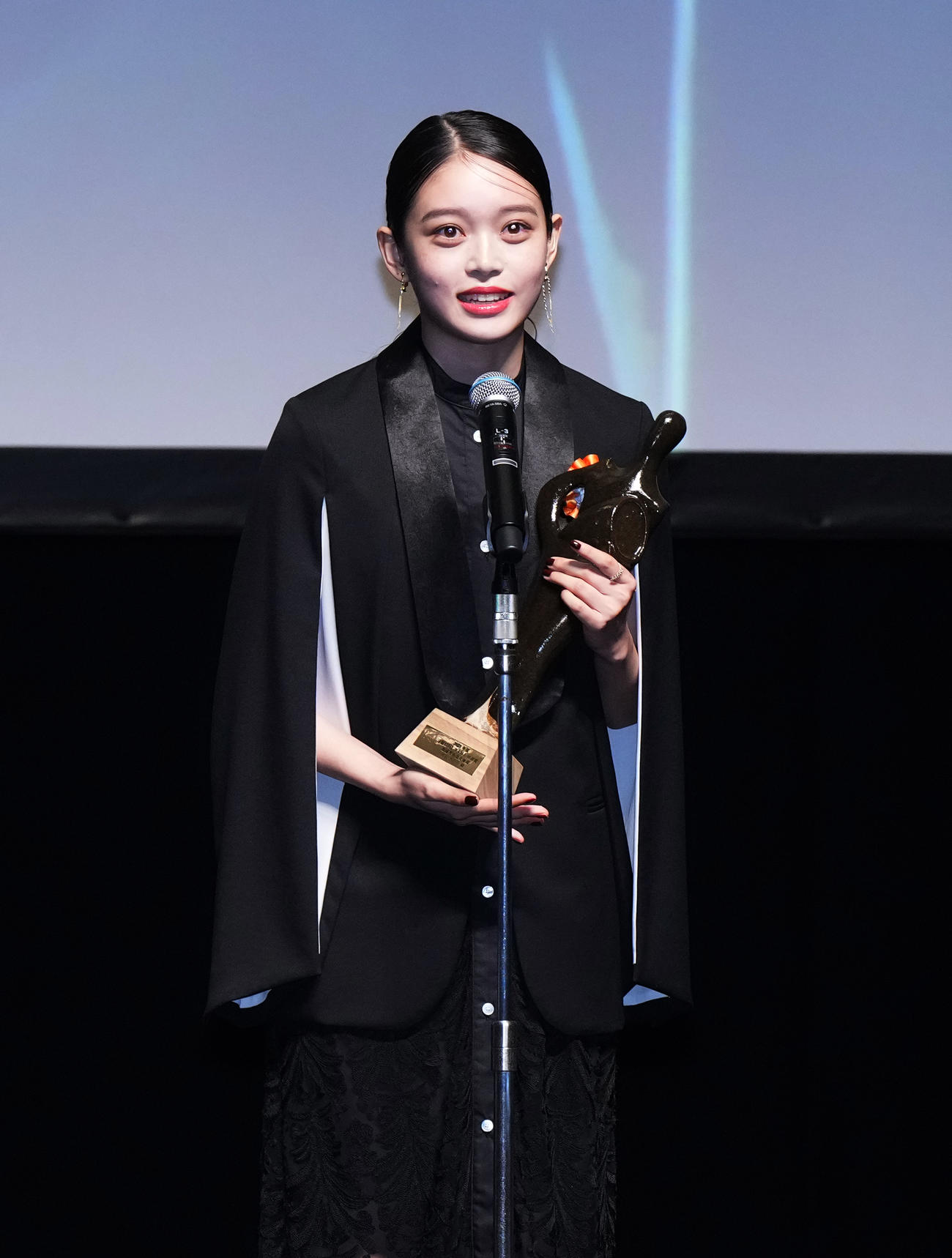 TAMA映画賞で最優秀新進女優賞を受賞し、記念品を手に心境を話す高石あかり（撮影・菅敏）