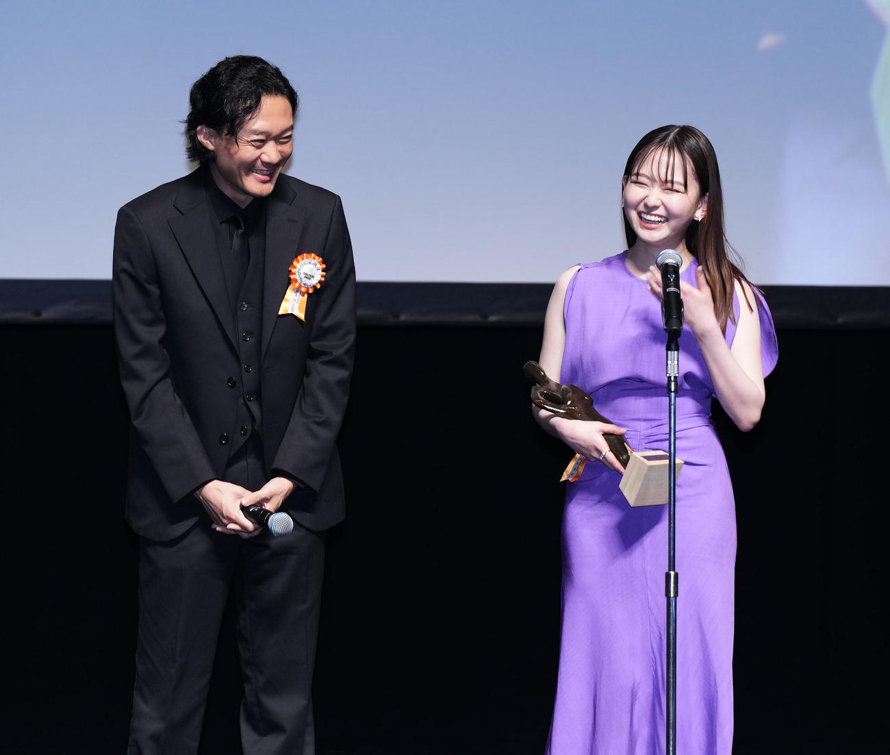TAMA映画賞で最優秀新進女優賞を受賞し、記念品を手に福永壮志監督（左）と話す山田杏奈（撮影・菅敏）