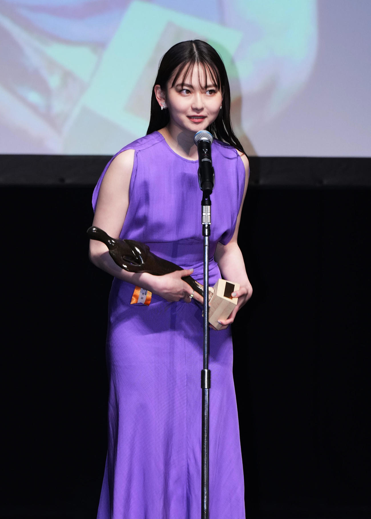 TAMA映画賞で最優秀新進女優賞を受賞し、記念品を手に心境を話す山田杏奈（撮影・菅敏）