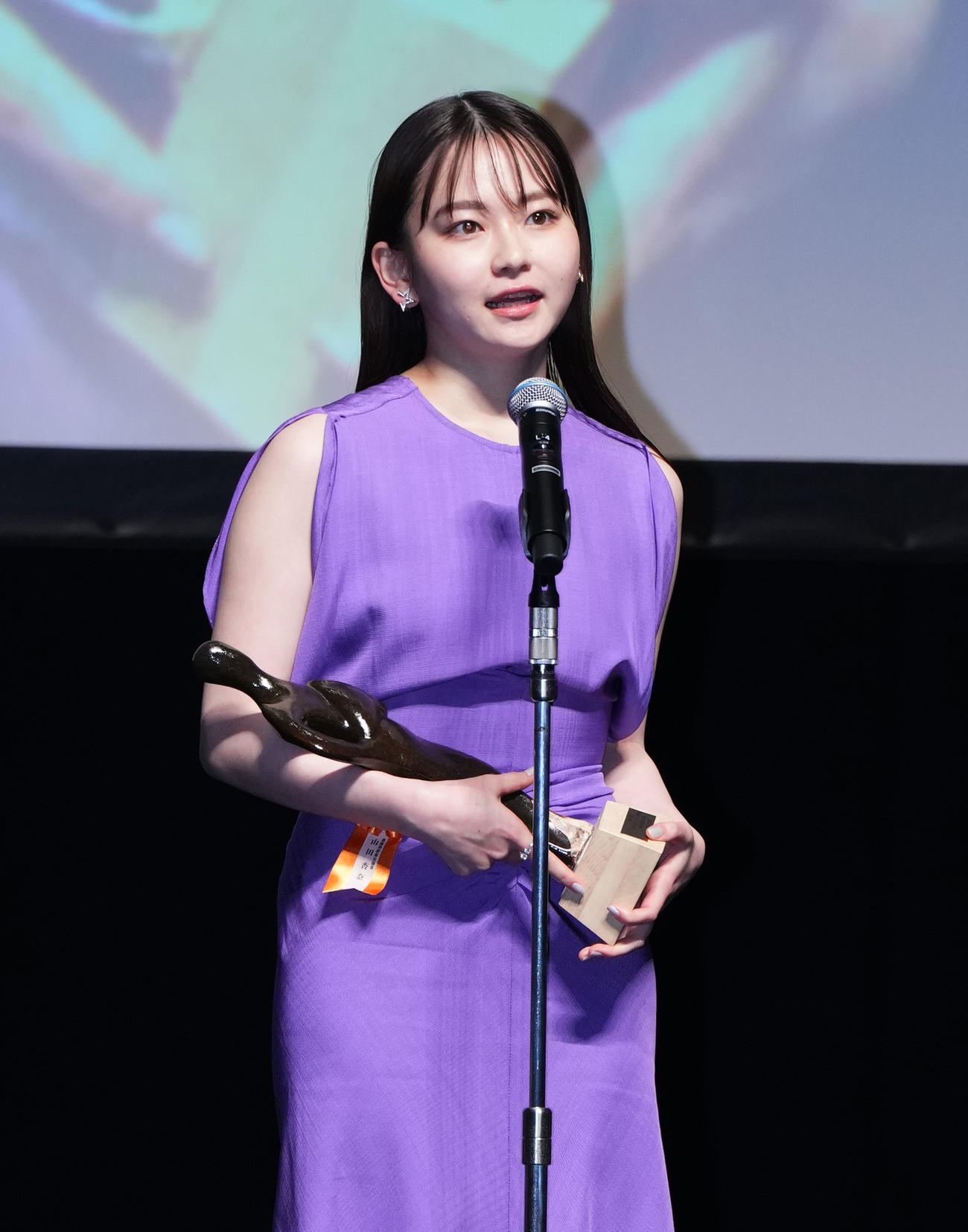 TAMA映画賞で最優秀新進女優賞を受賞し、記念品を手に心境を話す山田杏奈（撮影・菅敏）