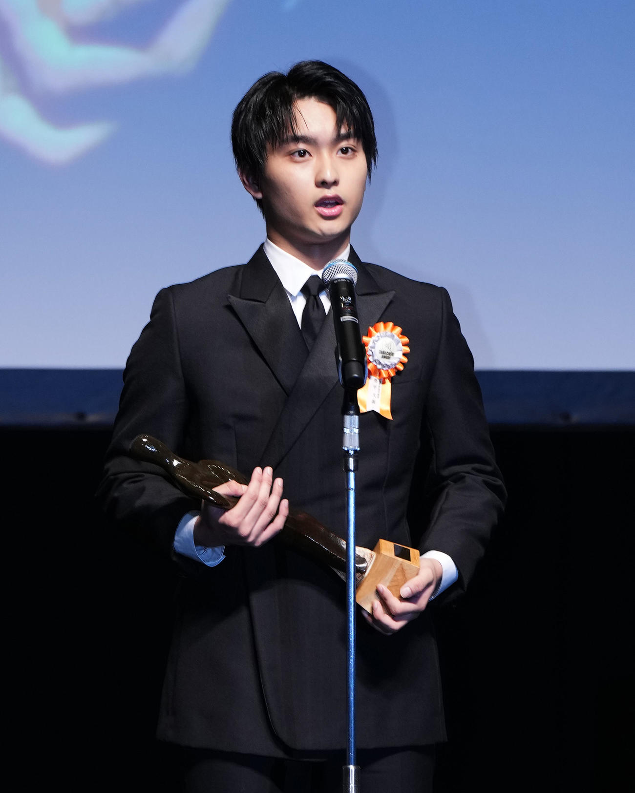 TAMA映画賞で最優秀新進男優賞を受賞し、記念品を手に心境を話す奥平大兼（撮影・菅敏）