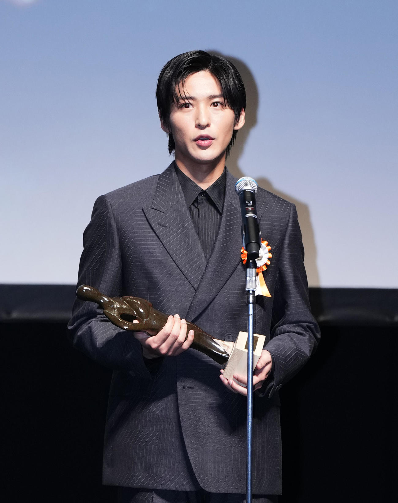 TAMA映画賞で最優秀新進男優賞を受賞し、記念品を手に心境を話す目黒蓮（撮影・菅敏）