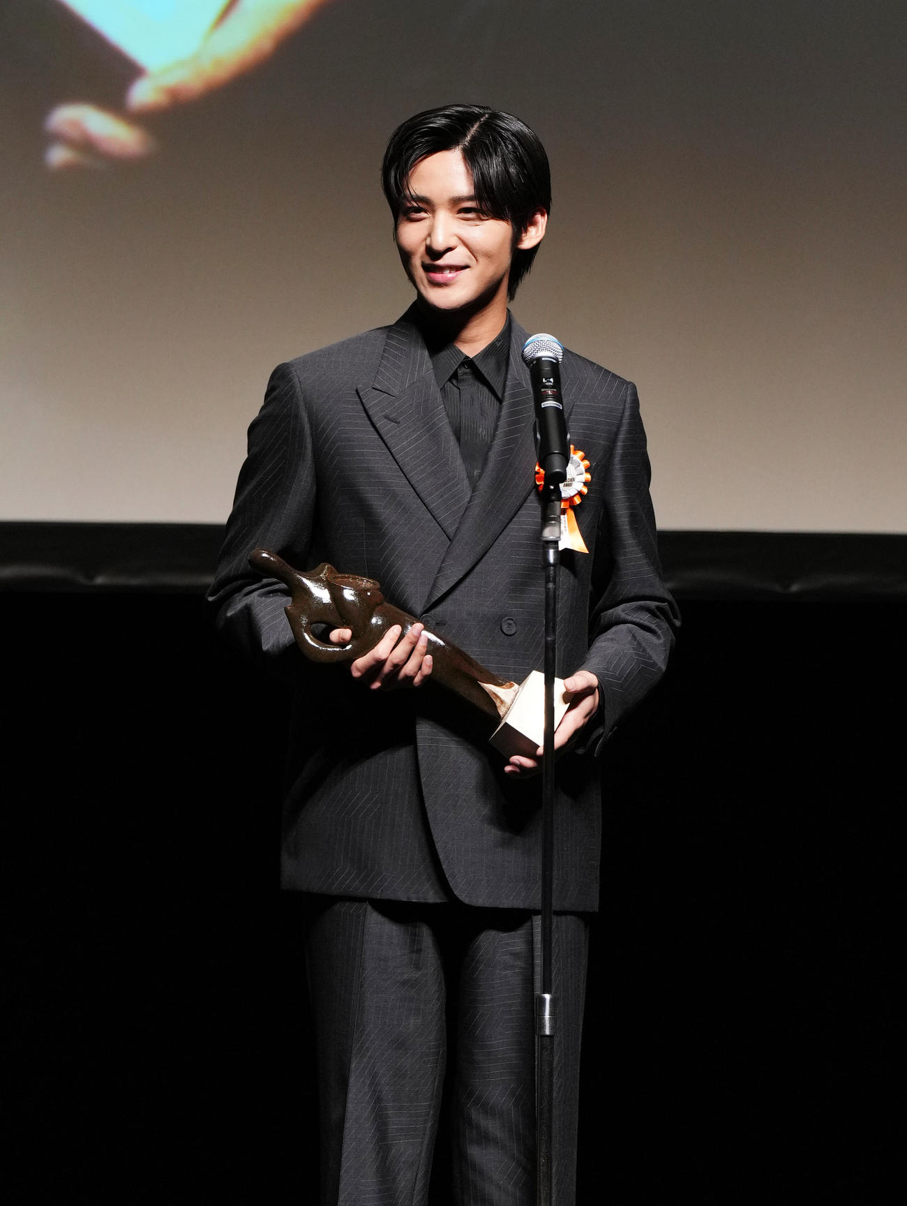 TAMA映画賞で最優秀新進男優賞を受賞し、記念品を手に心境を話す目黒蓮（撮影・菅敏）