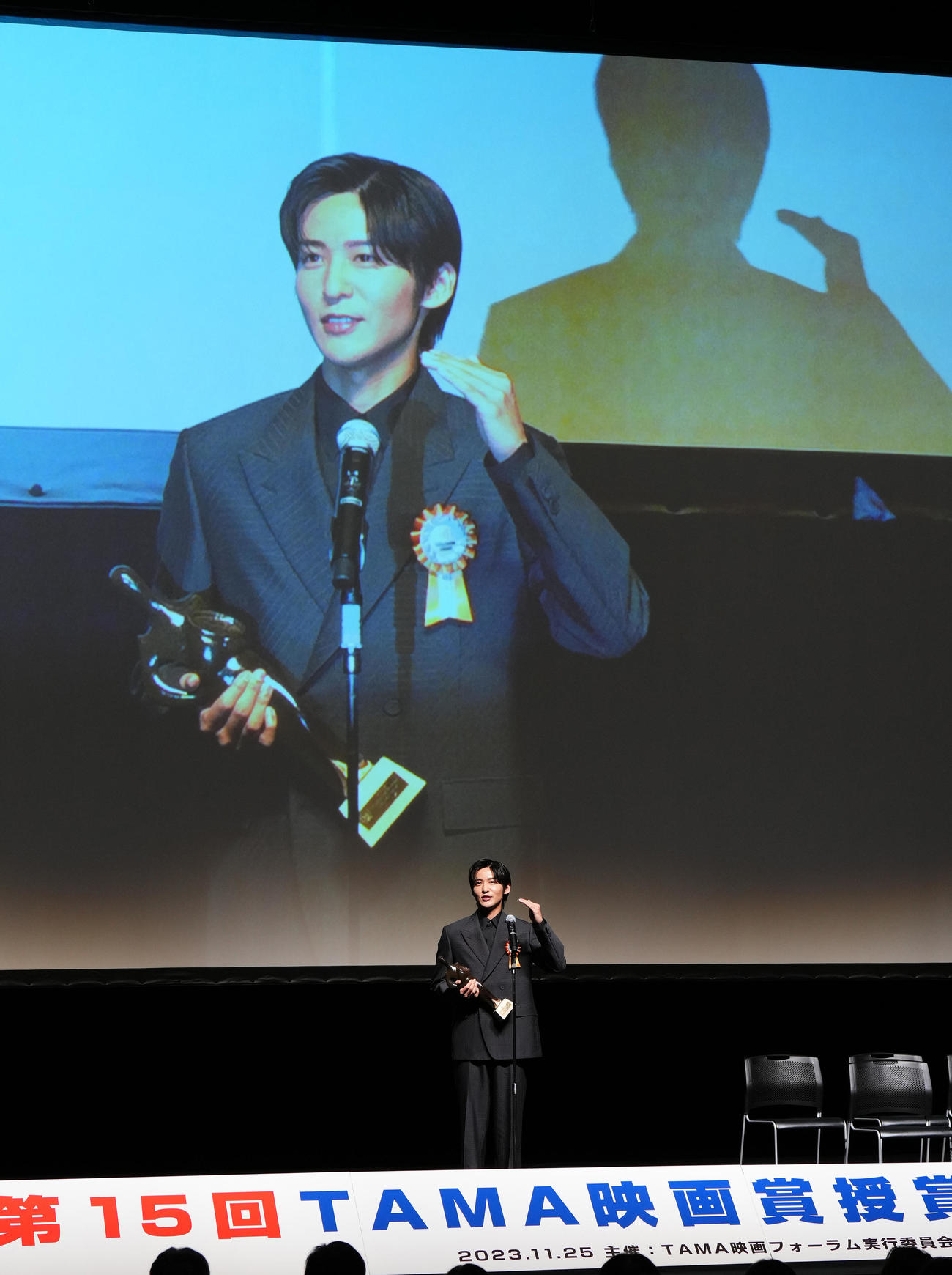 TAMA映画賞で最優秀新進男優賞を受賞し、記念品を手に心境を話す目黒蓮（撮影・菅敏）