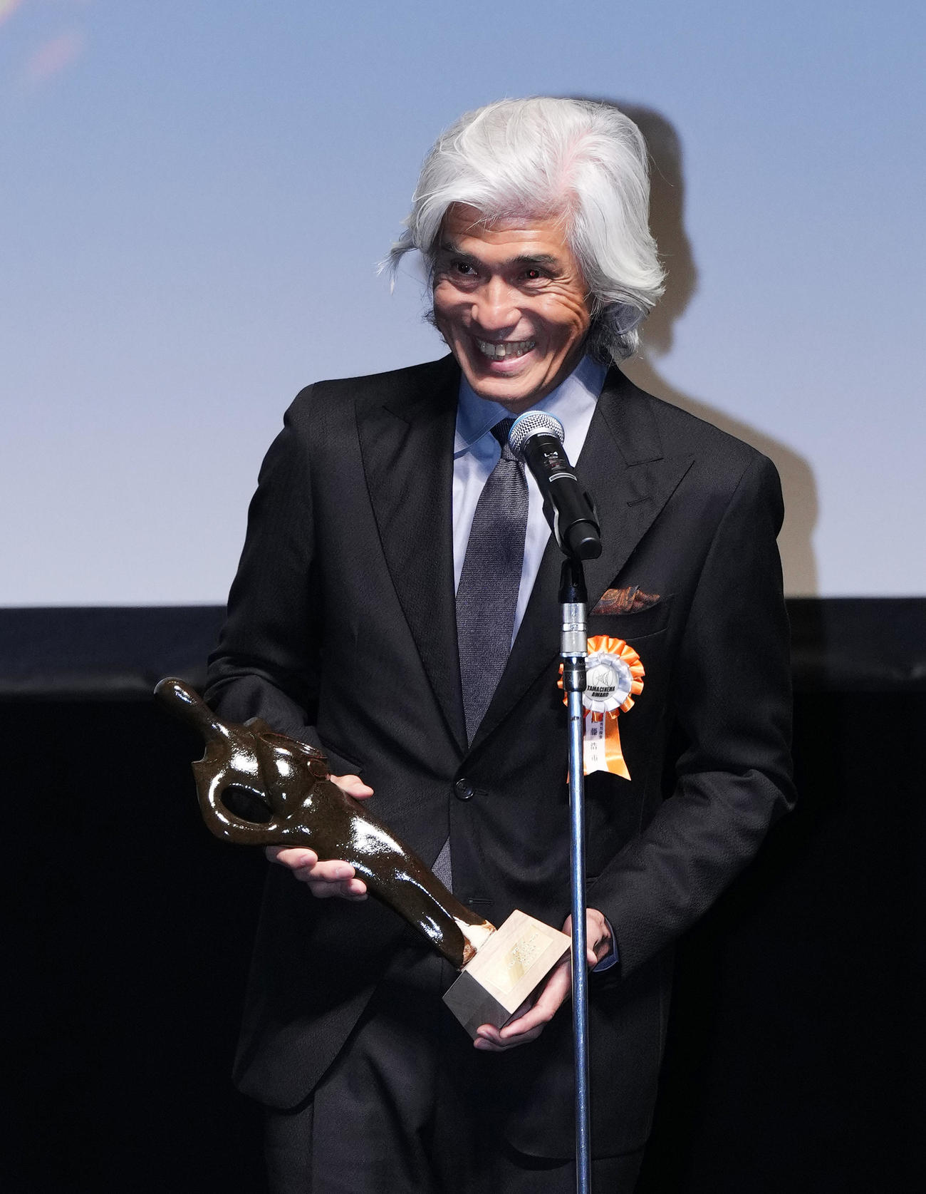TAMA映画賞で最優秀男優賞を受賞し、記念品を手に心境を話す佐藤浩市（撮影・菅敏）