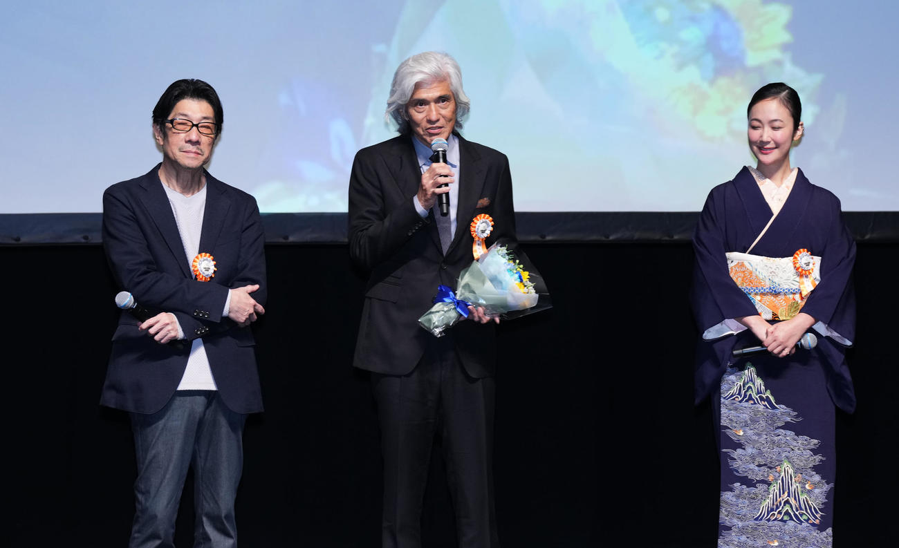 TAMA映画賞で最優秀男優賞を受賞し、阪本順治監督（左）から祝福される佐藤浩市。右は黒木華（撮影・菅敏）