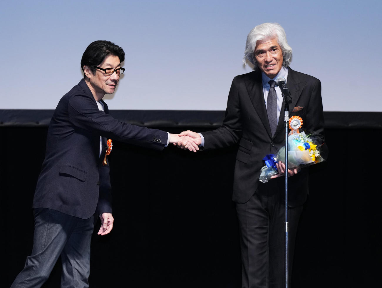 TAMA映画賞で最優秀男優賞を受賞し、阪本順治監督（左）から祝福される佐藤浩市（撮影・菅敏）