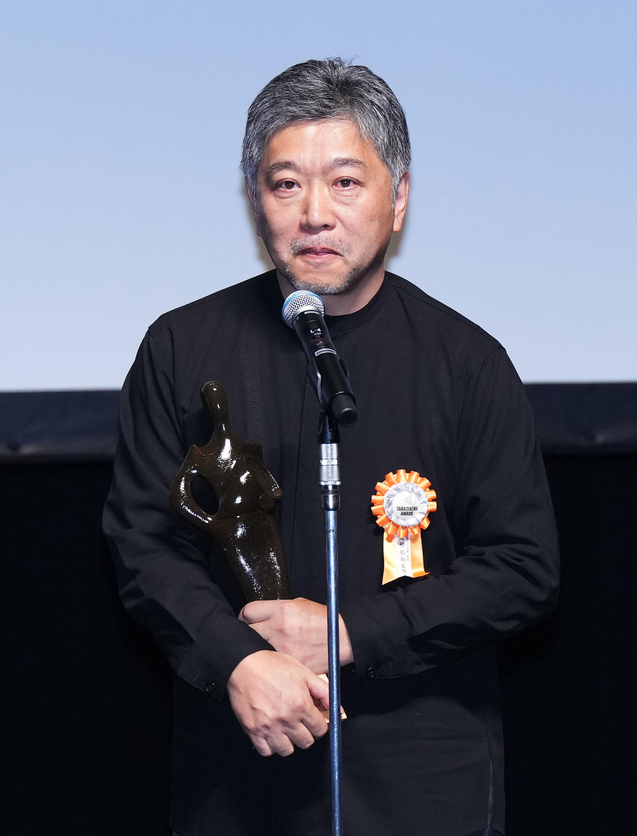 「怪物」で最優秀作品賞を受賞し記念品を手にスピーチする是枝裕和（撮影・菅敏）