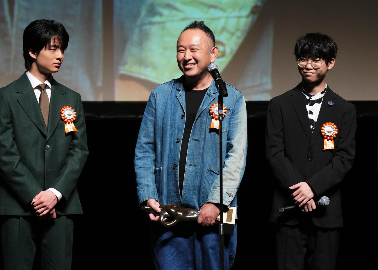 「雑魚どもよ、大志を抱け」で最優秀作品賞を受賞し記念品を手にスピーチする足立紳監督（中央）（撮影・菅敏）