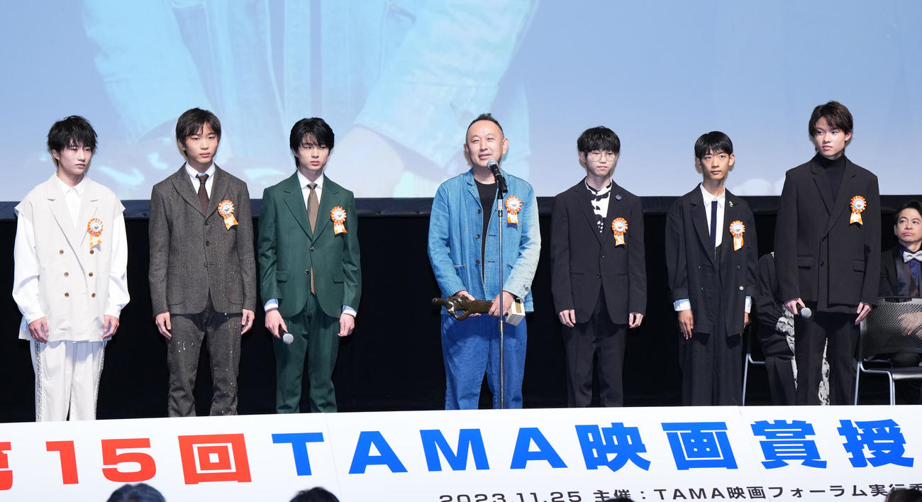 「雑魚どもよ、大志を抱け」で最優秀作品賞を受賞し記念品を手にスピーチする足立紳監督（中央）（撮影・菅敏）