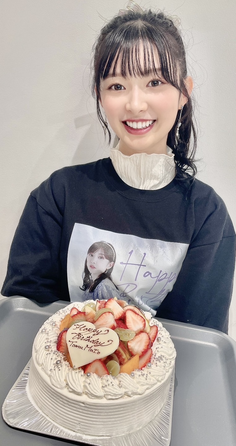 バースデーケーキを前に20代最後の飛躍を誓う武藤十夢