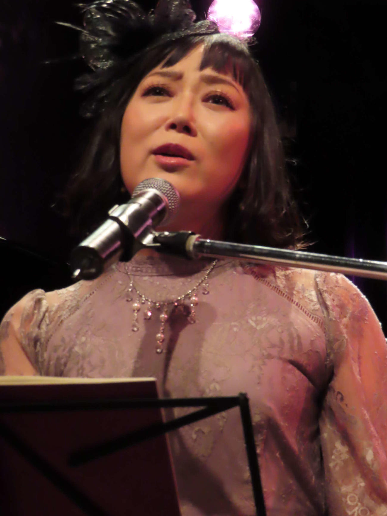 ライブ「じょゆうのうた」で熱唱する大西結花