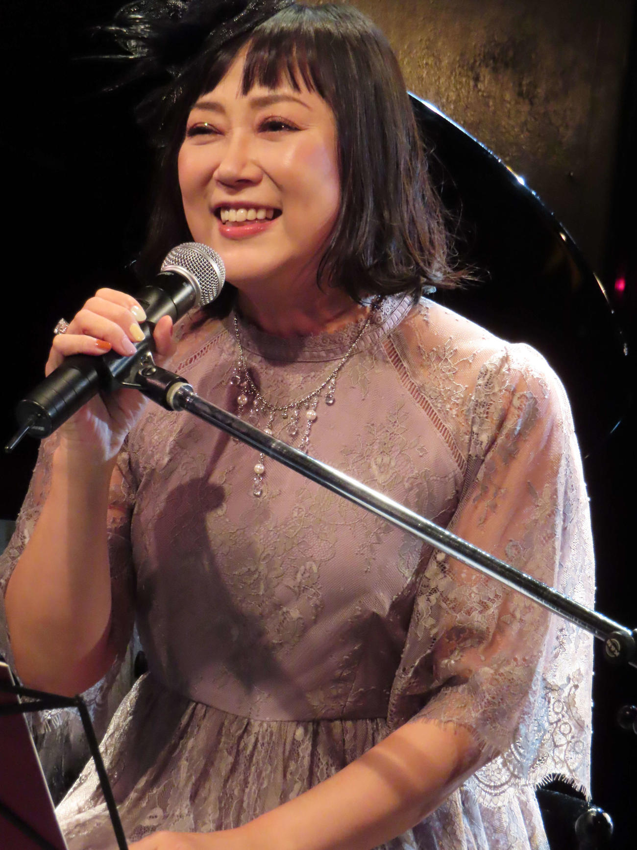 ライブ「じょゆうのうた」で熱唱する大西結花