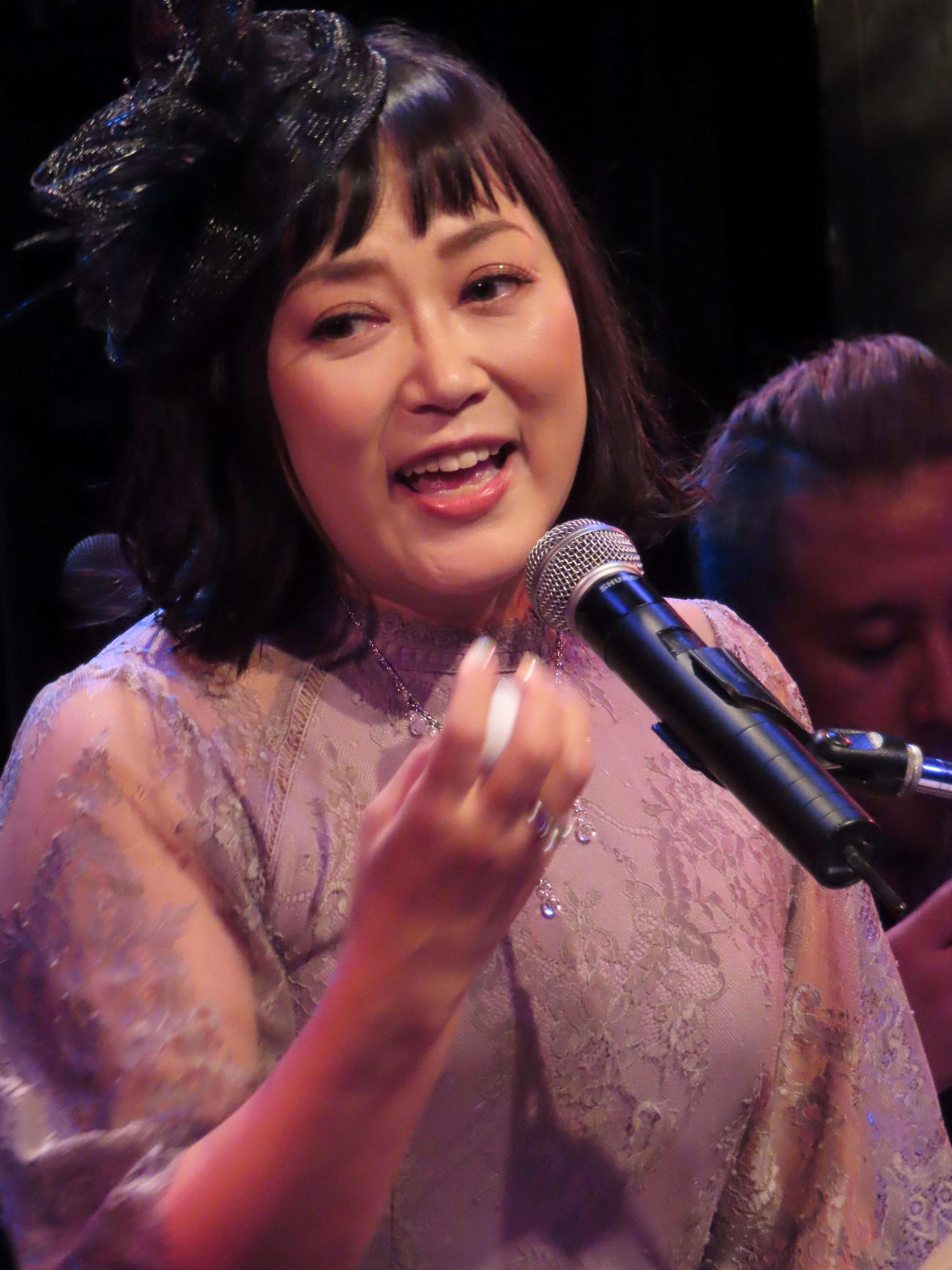 ライブ「じょゆうのうた」で熱唱する大西結花